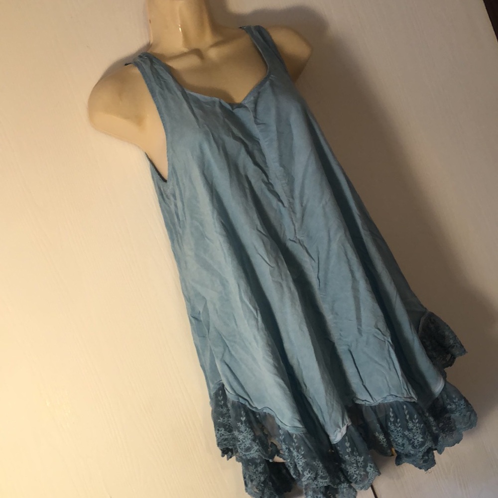Woman’s chambray cotton flowy sleeveless spring Easter umgee tunic top